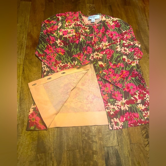 Cardigan Floral print perfect for fall/spring size medium ;fits like a small** - Picture 2 of 6